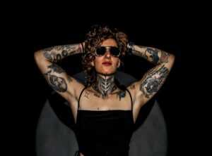 cuello tatuajes de laureles en el pecho